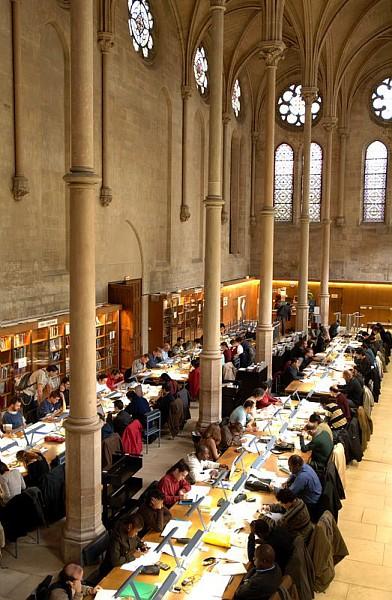 Auditeurs dans la salle de lecture de la bibliotheque centrale d